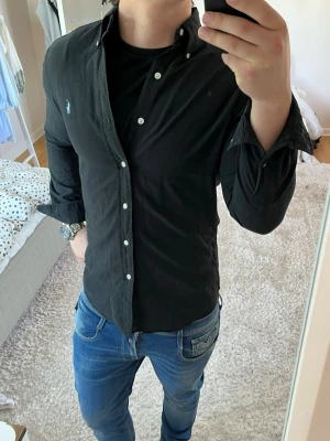 Ralph Lauren skjorta slim fit  - Ralph Lauren | Mycket bra skick | Size - S | Pris 449 | Hör av dig vid minsta fråga eller fundering📩