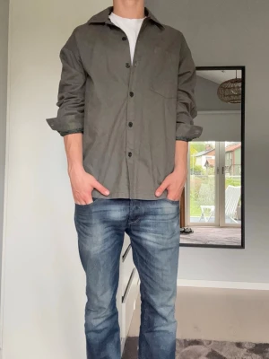 Overshirt - Riktigt snygg grön overshirt. Storleken är M. Tveka inte på att höra av dig vid eventuella frågor och funderingar!😊✌️