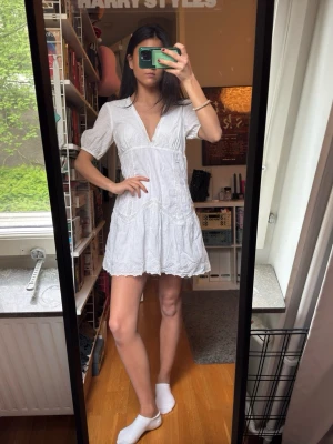 studentklänning - superpopulär vit klänning från Zara med broderier. köpt inför studenten förra året men aldrig använd 💕💕