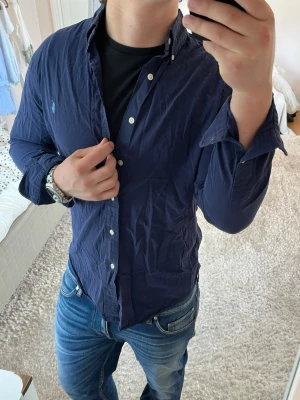 Ralph Lauren skjorta slim fit  - Ralph Lauren | Mycket bra skick behöver bara strykas | Size - M | Pris 449 | Hör av dig vid minsta fråga eller fundering📩