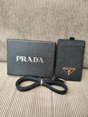 Svart korthållare från Pra4da  - b