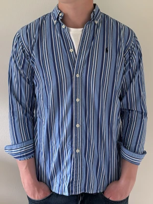 Ralph Lauren Skjorta - - Condition: 8/10 - Color: Blue - Size: M
