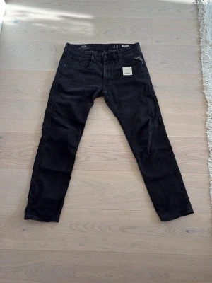 Replay anbass  - Svart replay jeans i mycket bra skick! | storlek 33/32, OBS! Passar dom som är mellan 170-180 centimeter | skick 9/10 | tags medföljer | hör av er vid frågor 👋 