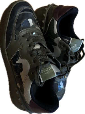 Valentino Rockrunner Khaki 40,5 - Snygga sneakers från Valentino med camo-mönster i olika nyanser av grönt, svart, grått och Khaki. Storlek 40,5. Extremt bra skick som syns på bilderna. Har du några frågor kan du skriva i DM.