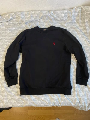 Sweatshirt Polo RL - Klassisk svart sweatshirt från Polo Ralph Lauren. 