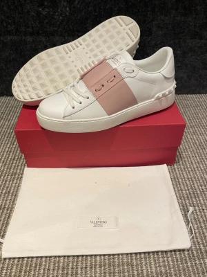 Valentino skor (nya) - Hej! Säljer nu dessa svin snygga valentino skor. Skorna är i nytt skick! Testade en gång. Begränsat antal boxar och dustbags. Hör av dig vid frågor.