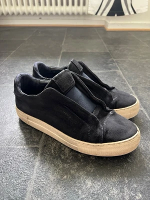 Axel Arigato Skor - Hej! Säljer av ett par Axel Arigato skor i storlek 41, använda men i bra skick! Om ni tittar bilder så ser ni, slip ons