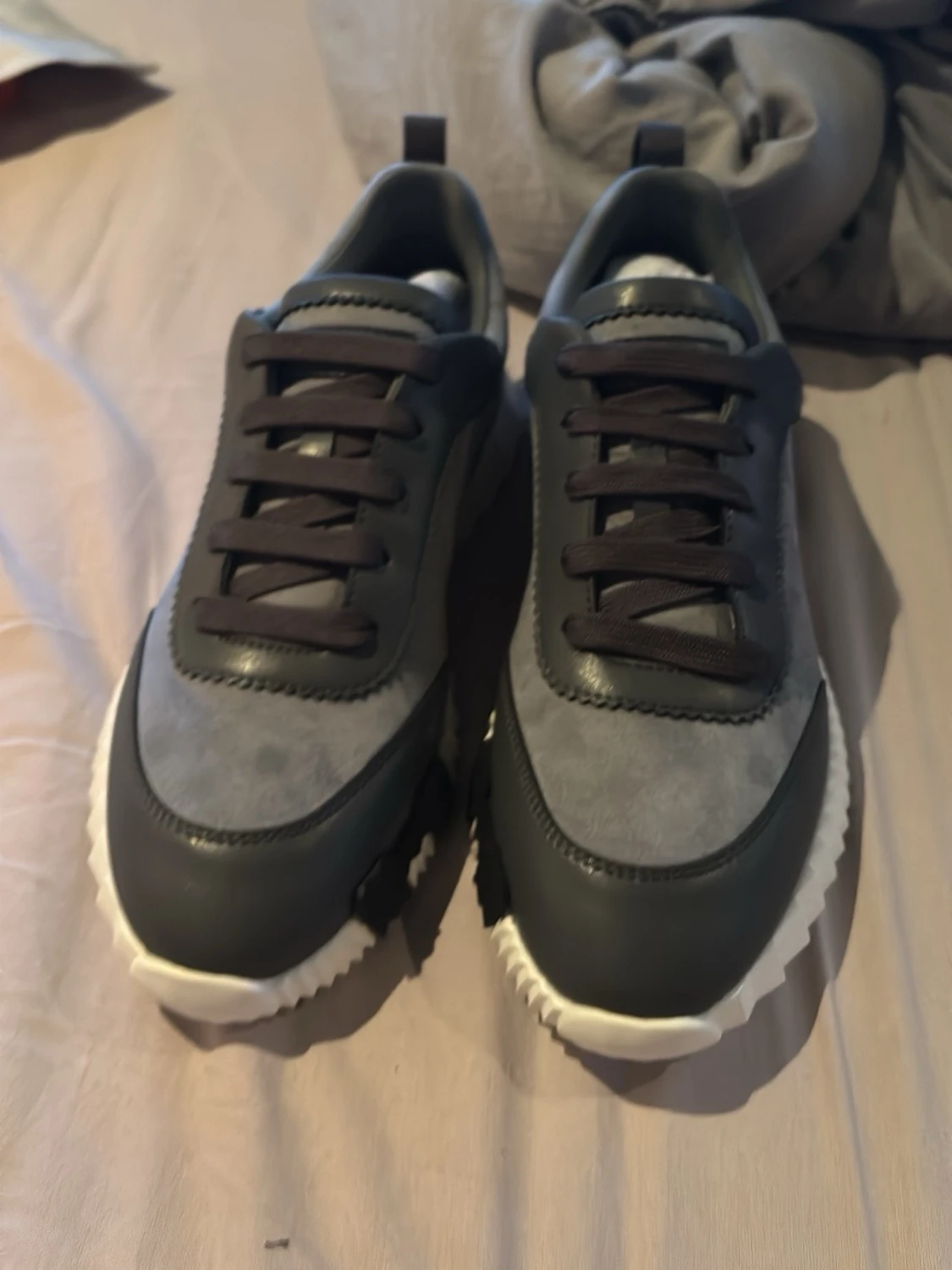 Grå sneakers med vit sula