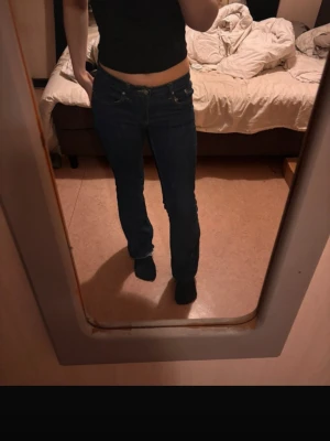 Gina tricot bootcut jeans med låg midja - Mycket fina jeans som är i bootcut passform med en låg midja! 