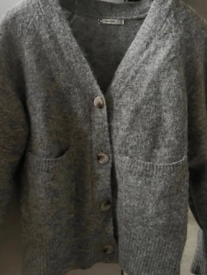 Grå kofta  - Stickad grå kofta med knappar från Cubus. Köptes för nån månad sen men använd 2-3 gånger. Pris kan diskuteras💕