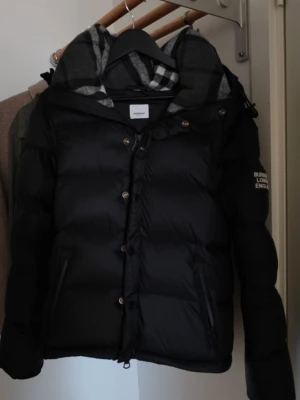 Burberry Jacka/väst Storlek S - Köpt för 2 vintrar sen men har sällan kommit till användning. Kan göras till en väst genom dragkedjor på axlarna och storleken är Small. Jag är 180 och väger 68 och passformen är normal 