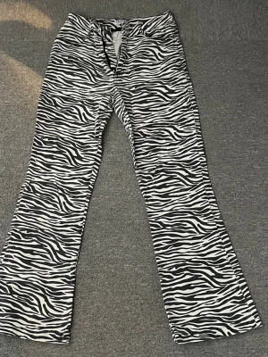 Zebra booutcut jeans  - Så snygga Zebra booutcut jeans. 