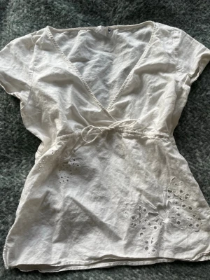 Vit topp med detaljer  - Snygg vit topp med knyte och fjärils detaljer🩷 