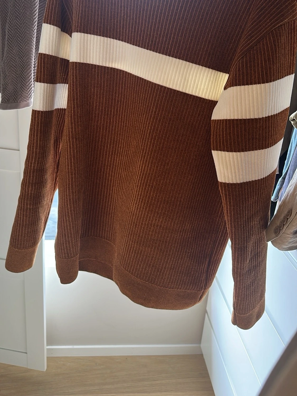 Brun stickad tröja med vita ränder - 1