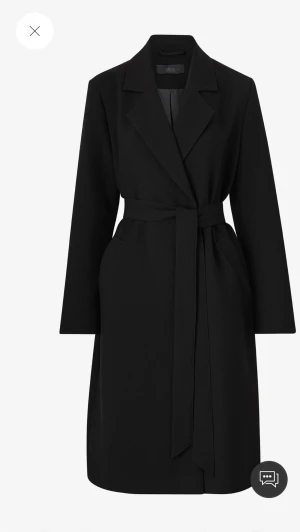 Svart trenchcoat från Ellos - Stilren svart trenchcoat från Ellos med klassisk krage, knytskärp i midjan och raka ärmar. Jackan har två sidfickor och en tidlös design som passar perfekt till jeans eller dressade byxor. Helt ny med prislapp skulle säga att den passar från XS till M. Men det är storlek XS men den är oversized☺️  Säg till om du har någon fråga eller om du vill diskutera priset💕