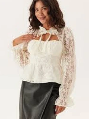 Vit spetsblus  - Fin blus från bubbleroom, jättefin endast använd en gång kommer bara inte till användning