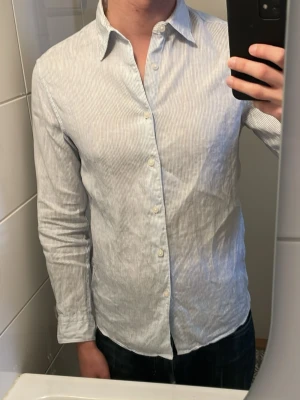 Linneskjorta  - Blå randig linneskjorta från uniqlo. Den är o xs men passade mig som brukade ha s förut. Den är i super bra skick. Kostade mig 600, säljer för endast 300!!