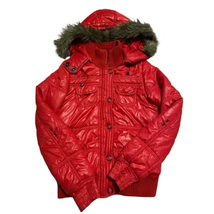 Insane Vintage Hollister Type Furr Jacket  - Tjatja! Nu säljer jag min helt otroligt feta furr jacka som liknar hollister hoodiesen👊 Den är rätt lightweight så perfekt nu till våren👏 Bra skick o allt, tveka inte på att skriva ifall du har frågor🫡