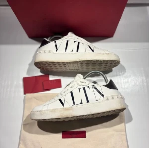 Valentino Skor - Hej! Säljer nu mina skor från märket Valentino, storlek 37 bra skick, allt på bilden ingår. givetvis äkta. Tveka inte på att höra av dig om du har frågor eller funderingar kring skorna! 