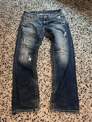 Vintage Flared Rock Revival Jeans - Tjatja! Nu säljer jag mina helt otroligt feta rock revivals i strlk 33 passar 32🫡 De sitter flared och har en helt sjuk wash👏 tveka inte på att skriva ifall du har några som helst frågor😉