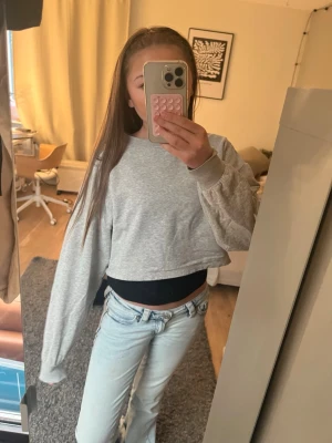 Grå croppad tröja  - Säljer en fin grå croppad tröja från gina tricot. Har används några gånger men har inga fläckar eller hål ❤️
