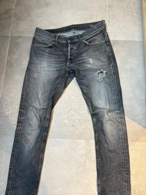 Dondup George  - Säljer ett par dondup George jeans i storlek W35. Jeansen är i gott skick. Tveka aldrig att ställa fler frågor privat😁👍