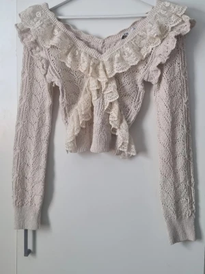 Beige stickad tröja med spets från Zara - Stickad top från Zara