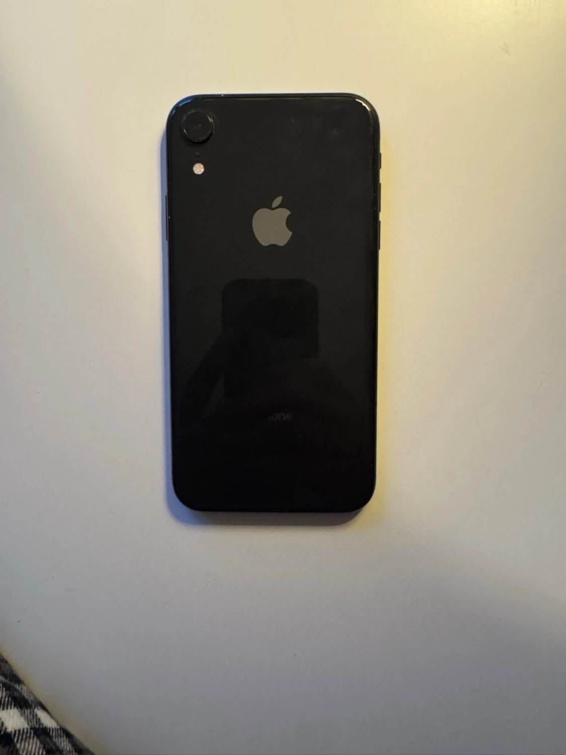 Svart iPhone XR med glasbaksida - 1