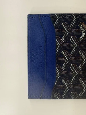 Marinblå korthållare med mönster - En fin enkel stilren marinblå korthållare med mönster, kan hålla upp till 4 kort samt kontanter! Priset kan diskuteras!