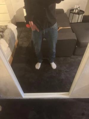 Blå kings of indigo straight fit jeans - Säljer ett par klassiska blå jeans med rak passform och normal midja. Jeansen har fem fickor, gylf med dragkedja och knapp samt den ikoniska läderpatchen bak i midjan. Perfekta till en avslappnad stil och tillverkade i slitstark denim.