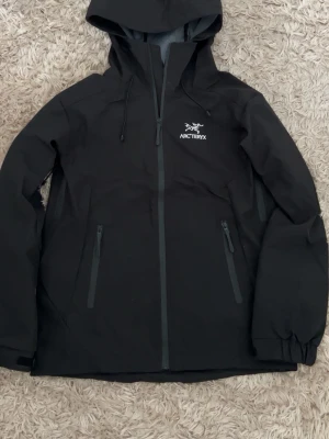 ARCTERYX JACKA LT - Storlek M – passar både M och S. Varm lätt och känd för att vara vind- och vattentät. Många fickor samt ventilationsöppningar vid underarmarna för enkel luftning. Använd ca 3 månader. Säljes då den inte används. Inget kvitto då den var en födelsedagspresent. (PRISET EJ HUGGET I STEN!!) 