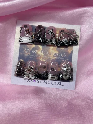 Hoshi (S);Medium Duck nails - Unika handgjorda press-on naglar i svart och nude med silvriga 3D-dekorationer, stjärnor, nitar och coola detaljer. Naglarna har en kantig form och är handgjorda. Perfekt för dig som vill sticka ut med en edgy look.S: 15 mm, 11,5 mm, 12 mm, 11 mm, 9 mm 