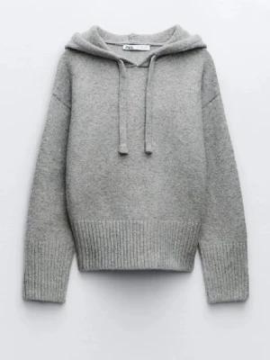 Grå stickad hoodie från Zara - Populär grå hoodie från Zara, skönt material och snygg passform! Skriv för fler bilder 💕