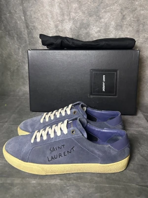 Saint laurent courtclassic SL/06 sneakers - Skicket som nytt | box och dustbag medföljer | Size 40 men kan även passa 41 | frakt inom 24 timmar