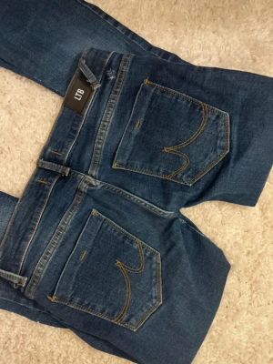 Omsydda jeans Ltb💙 - Säljer dessa jeans från Ltb, jag har sytt om de till lågmidjat och även sytt bena smalare, hålen har varit där sen de blev köpta, kommer inte sälja så dyrt eftersom de är omsydda men de sitter väldigt bra😇de är VÄLDIGT långa i benen så om du är lång tjej mellan 173-177 kommer de passa perfekt 🤩 