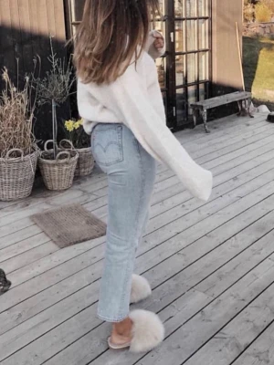 Levis 501 jeans M ljusblå, använda max 2 ggr - Använda ett fårtal gånger och därav är skicket som nytt. Köpta för 1500 kr. 