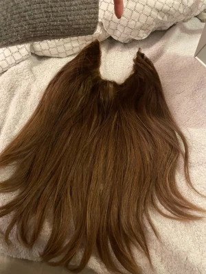 Brun löshår Hairtalk extensions - Säljer ett brunt löshårband från Hairtalk. Löshåret är långt, rakt och har en naturlig brun nyans. Perfekt för dig som vill ha fylligare eller längre hår på ett enkelt sätt. Kommer i originalförpackning. Har dock klippt lite i det så skulle säga att det är runt 30 centimeter ungefär.