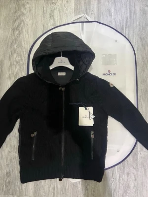 Moncler cardigan tricot - Moncler cardigan tricot storlek m i bra skick, även nfc Scan på loggan vid armen. Hör av dig vid intresse/frågor