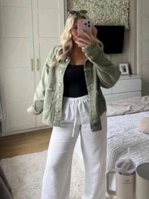 Slutsålda populära gröna jeansjackan s/m  - Populär jacka som är slutsåld. Använd en gång. Som ny. 