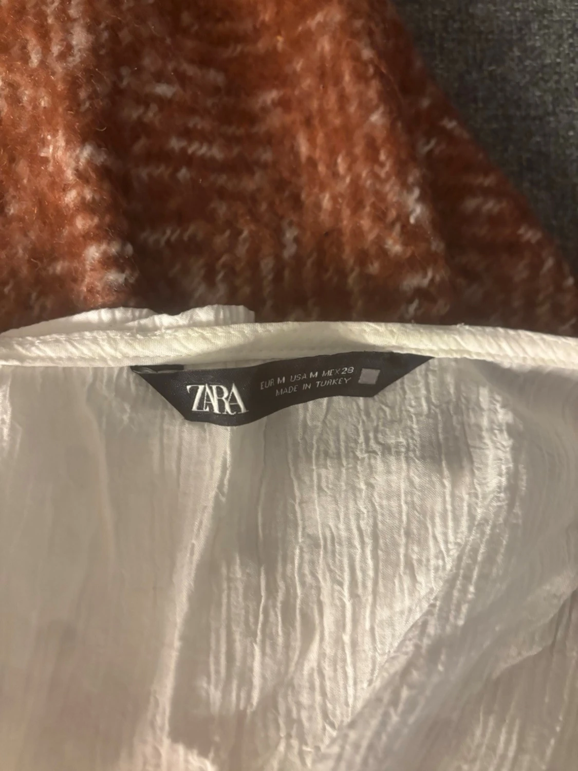 Vit blus med söta detaljer - 2