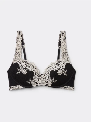 Svart spets-bh ifrån intimissimi - Snygg svart vit bh ifrån intimissimi, 70B eller 75B, lite osäker på vilken de ä. Köpte för ca 1 år sen men inte använt på jättelänge pga köpte fel storlek från början