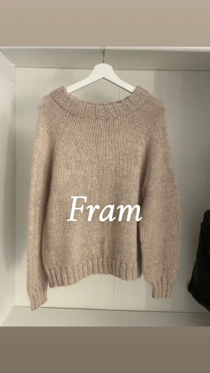 Beige stickad tröja med bred krage - Söt overzised stickad tröja med bred ribbad krage och muddar vid ärmslut och nederkant. Tröjan har en rak passform och är långärmad, perfekt för kyliga dagar. Köpt för 700kr. Den passar många olika storlekar, men på mig som brukar ha S så sitter den lite overzised.