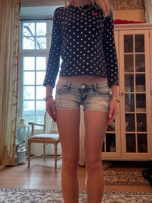 Ljusblå lågmidjade slitna jeansshorts  - Supersnygga ljusblå jeansshorts från Simply chic med slitna detaljer och låg midja. Är stretchiga. Skulle säga att dom passar en M-S. Jag brukar ha M i vanliga fall.💕