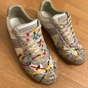  Maison Margiela gats - Maison margiela paintsplatter gats, storlek 42, låda medföljer.  Är öppen för prisförslag! Hör av dig vid minsta lilla!