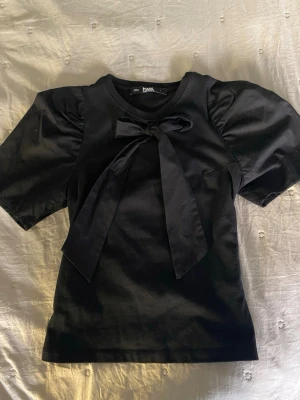 Karl Lagerfeld blus💗💗 - Säljer en svart blus från Karl Lagerfeld, den e i bra skick och har inte några defekter.💞💞