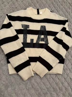 Randig stickad tröja med LA-tryck - stickad tröja med tryck från h&m