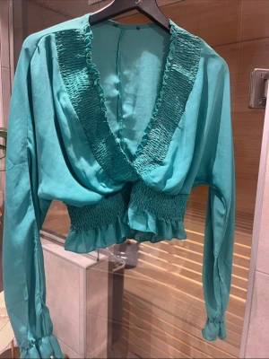 Söt turkos blus! - Fin turkos blus med volanger