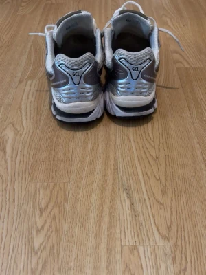 Asics Gel Kayano 14 - Använda ett par gånger! Pris går att diskuteras!