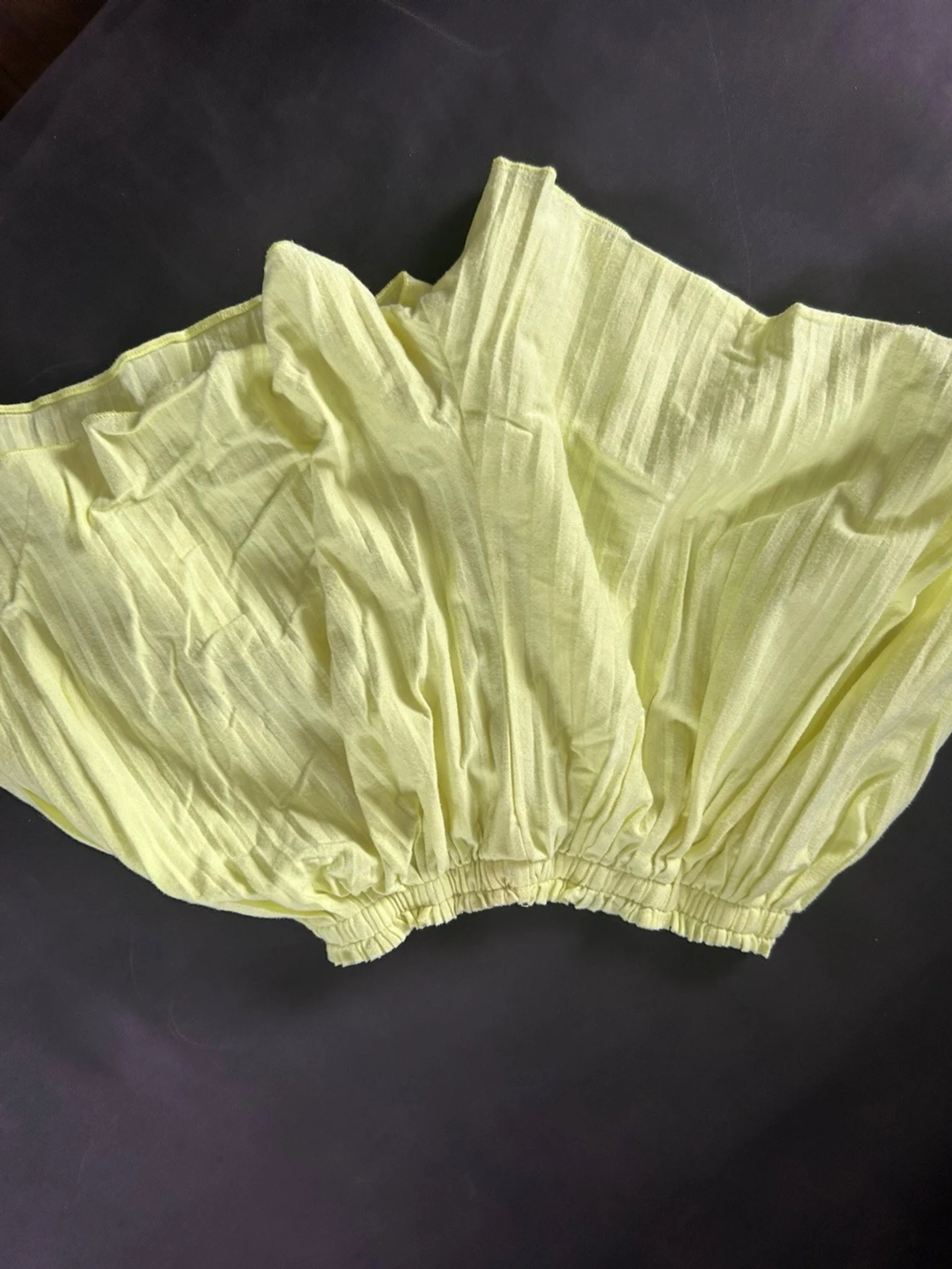 Ljusgula flowy shorts från Zara - 2