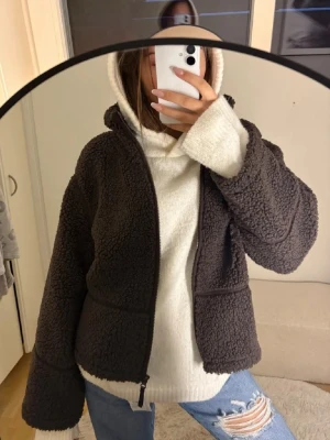 Fin teddy jacka  - Fin teddy jacka från Gina i storlek 170! Säljer pga att den är för stor 😔 Pris går såklart att diskutera.